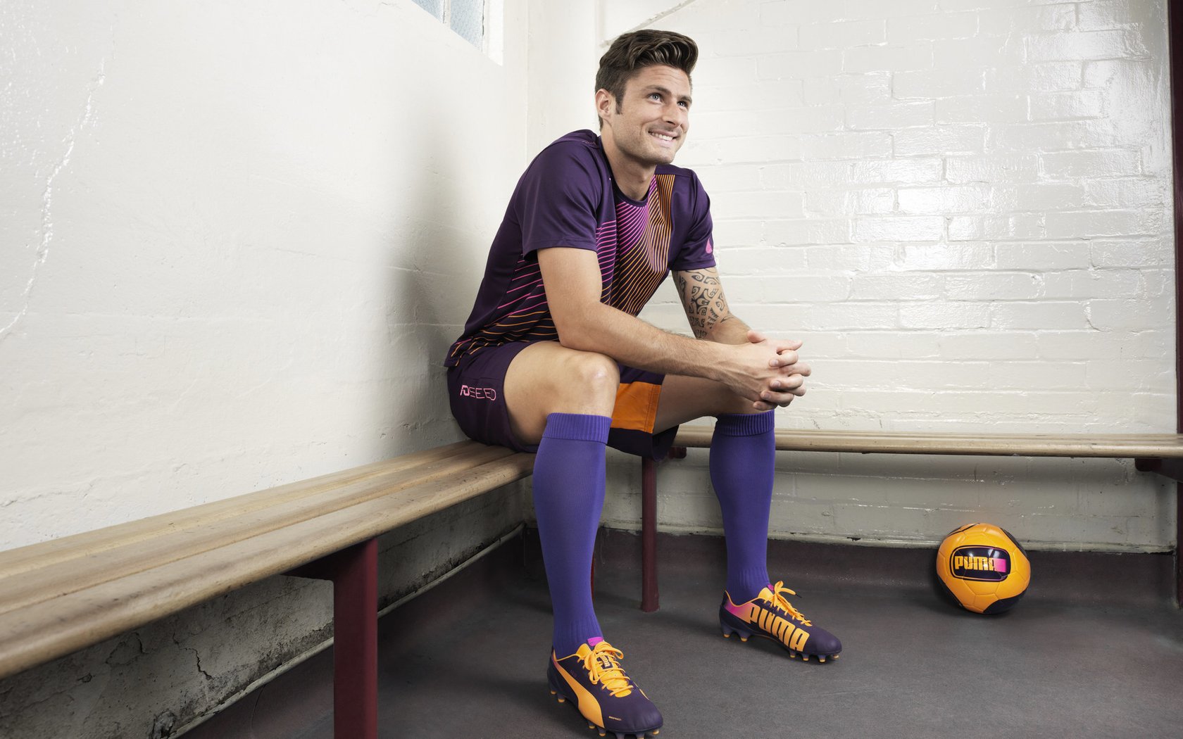 “武汉马拉松：选手们挑战极限，拼尽全力冲刺”